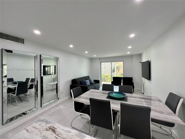8595 Sunrise Lakes Blvd in Sunrise, FL - Building Photo - Building Photo
