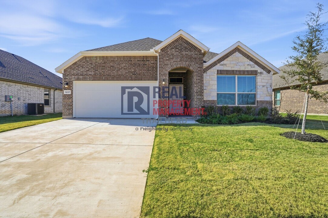 1237 Beltway Ln in Granbury, TX - Building Photo