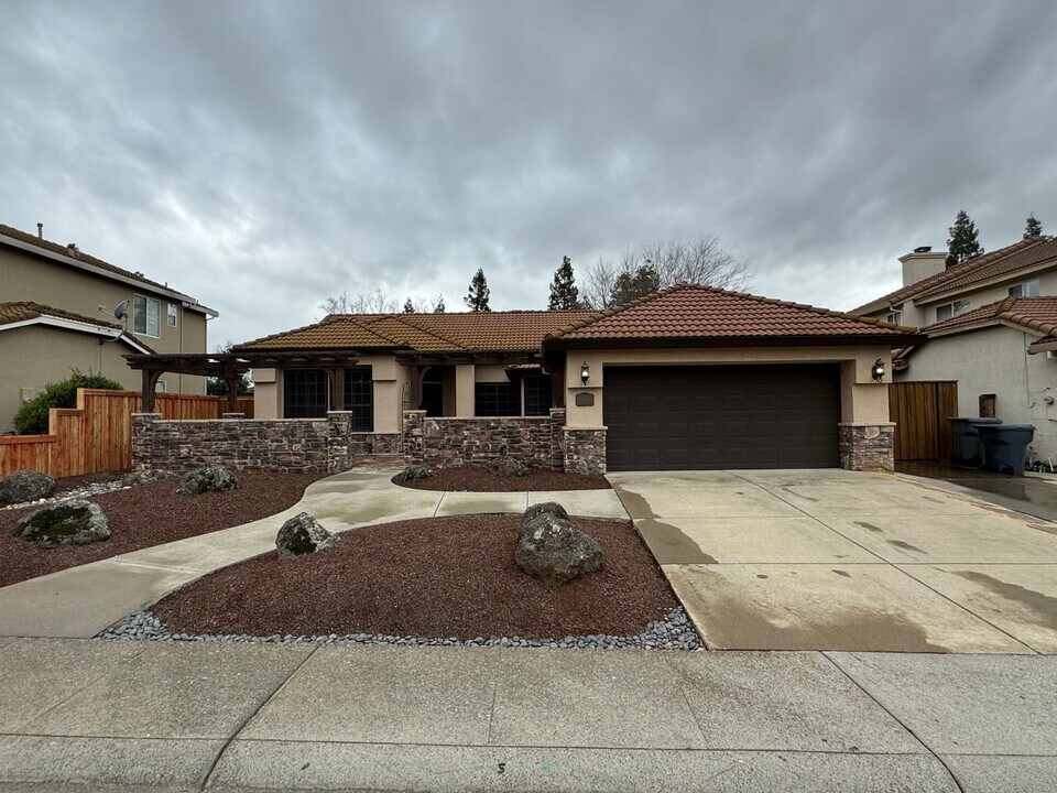 1068 Caragh St in Roseville, CA - Building Photo