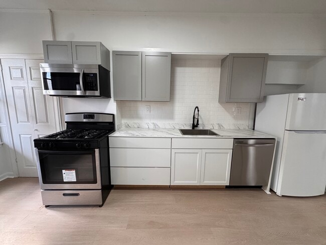 211 Chelsea St, Unit 2 in Boston, MA - Foto de edificio - Building Photo