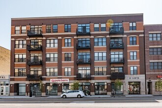 3245 N Ashland Ave, Unit 2a in Chicago, IL - Foto de edificio - Building Photo