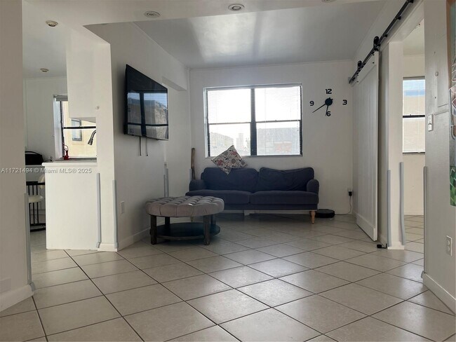 1390 Ocean Dr in Miami Beach, FL - Building Photo - Building Photo