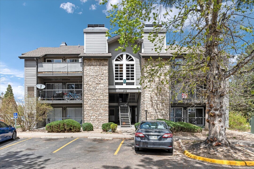 2575 S Syracuse Way in Denver, CO - Building Photo