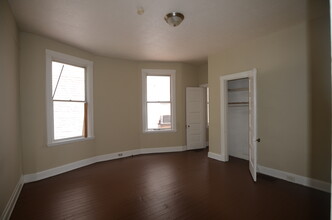 1814 Mills Ave, Unit 1 in Norwood, OH - Foto de edificio - Building Photo