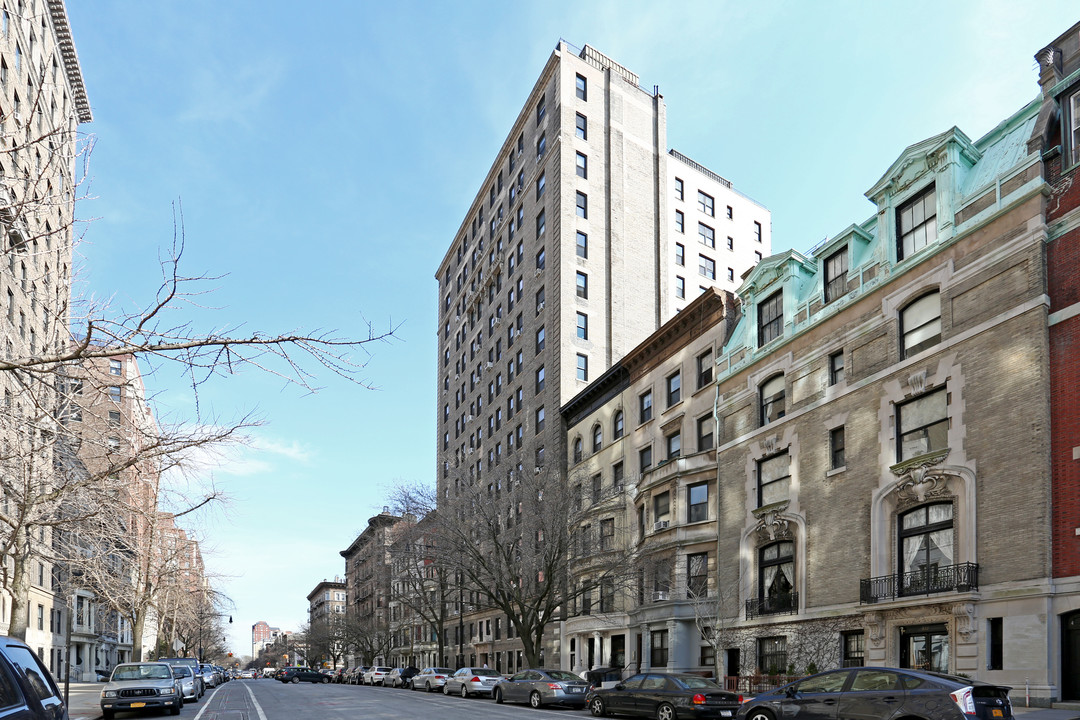 310 W 106th St in New York, NY - Building Photo