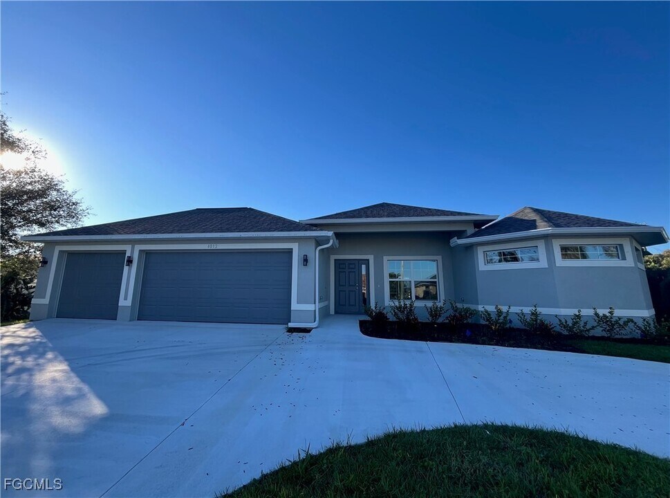 4012 Country Club Blvd in Cape Coral, FL - Building Photo