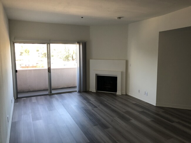 1200 Mansfield N Ave, Unit 412 in Los Angeles, CA - Building Photo - Building Photo