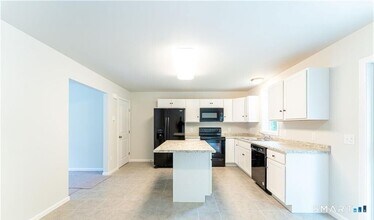 152 Grove Ave in Groton, CT - Foto de edificio - Building Photo