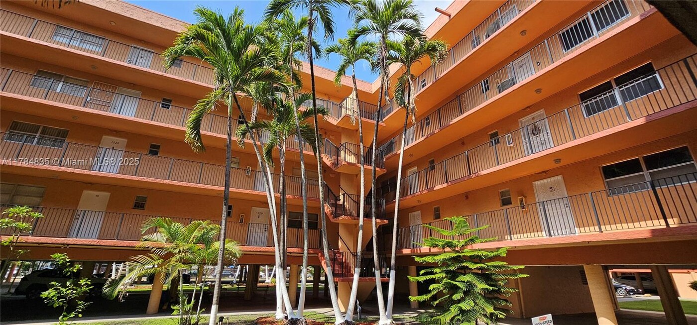 1990 W 56th St in Hialeah, FL - Foto de edificio