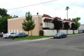 Waverly Apartments in Escondido, CA - Building Photo - Building Photo