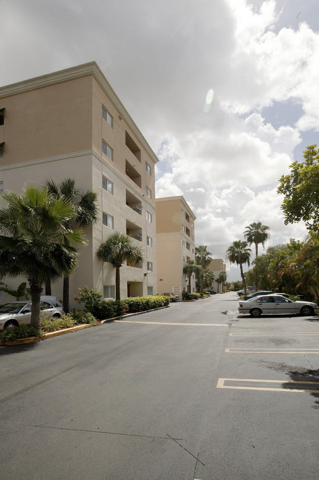 El Tesoro Apartments in Hialeah, FL - Building Photo - Building Photo