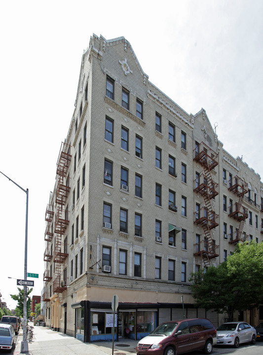 381 Hooper St in Brooklyn, NY - Building Photo