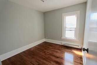 94 E Cottage St, Unit 2 in Boston, MA - Foto de edificio - Building Photo