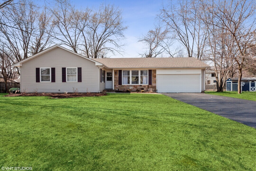 1915 Farmington Ct in Naperville, IL - Building Photo