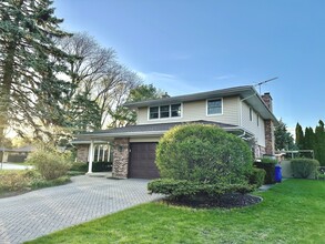 1712 E Maya Ln in Mount Prospect, IL - Building Photo - Building Photo