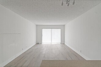 8005 Lake Dr in Doral, FL - Building Photo - Building Photo