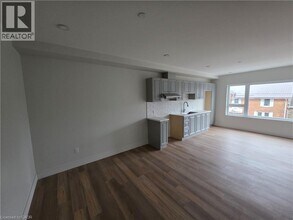 580 Adelaide St in Woodstock, ON - Building Photo - Building Photo