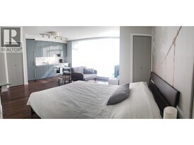 161 W Georgia St in Vancouver, BC - Building Photo