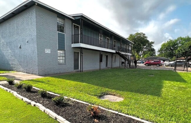 Hollyvale Apartments in Houston, TX - Building Photo - Building Photo