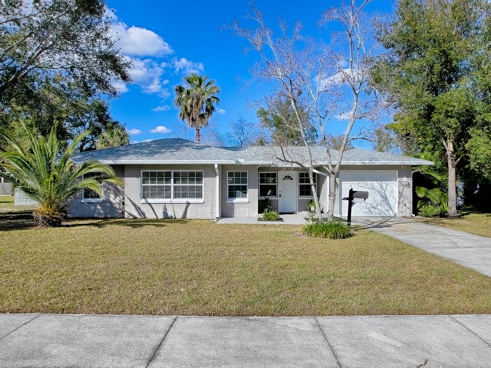 2729 Westland Rd in Mount Dora, FL - Building Photo