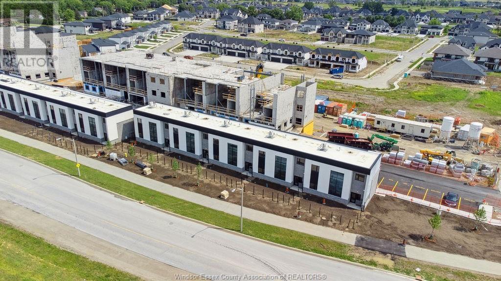 4400 Laurier Pkwy in Lasalle, ON - Building Photo