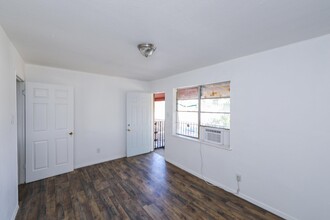 1001 Reynolds St in Laredo, TX - Building Photo - Building Photo