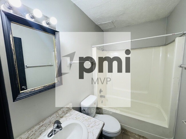 828 Whitethorne Ave in Columbus, OH - Building Photo - Building Photo