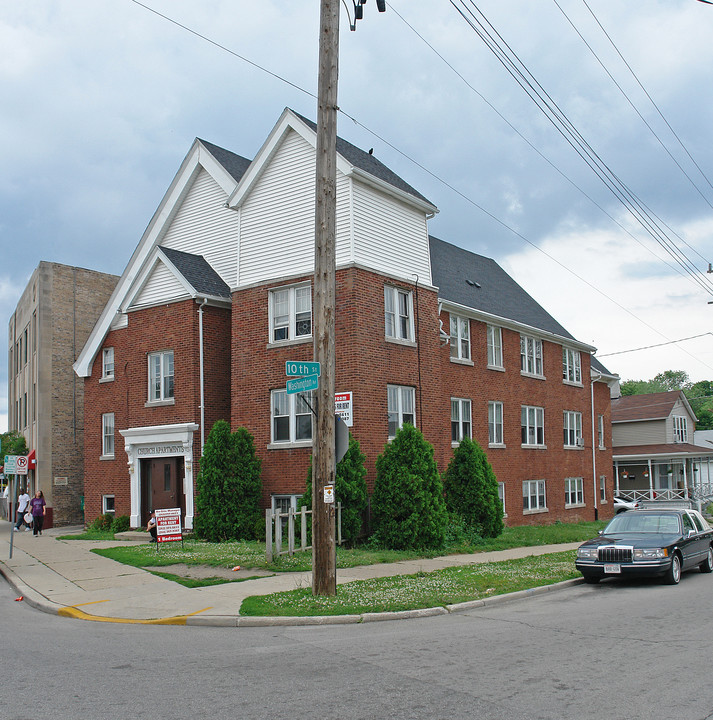 1055 Washington Ave in Racine, WI - Building Photo