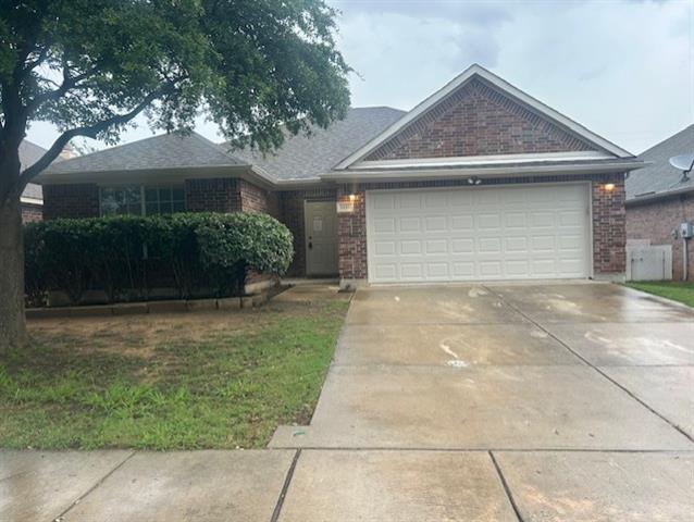 1233 Brownford Dr in Burleson, TX - Building Photo