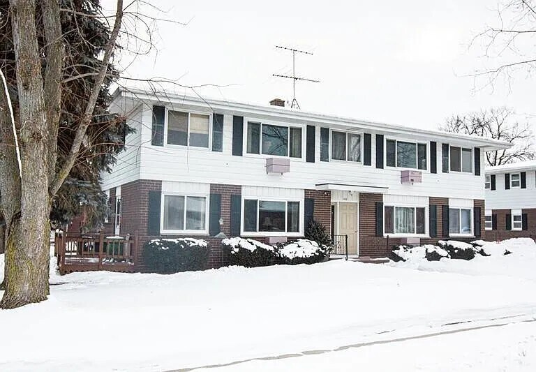 105 Dewey Ln, Unit #1 in Plymouth, WI - Foto de edificio