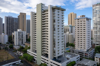 Waikiki Park Heights in Honolulu, HI - Building Photo - Building Photo