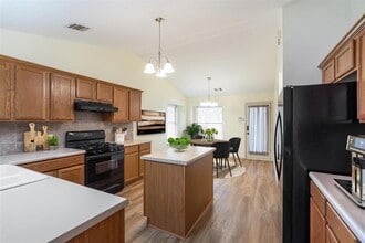 5911 Steiner in Kyle, TX - Foto de edificio - Building Photo