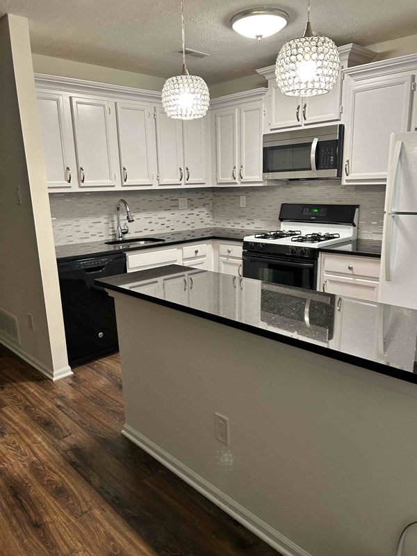 608 Diamond Dr in Newtown, PA - Foto de edificio - Building Photo