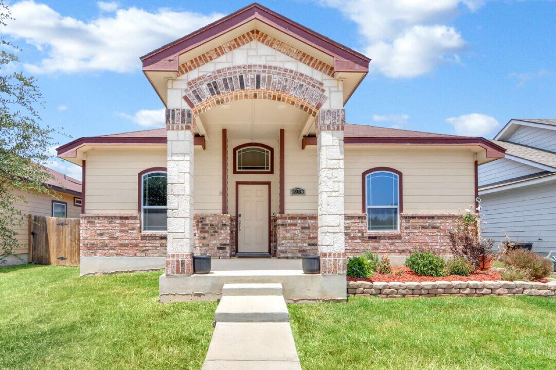 5983 Midcrown Dr in San Antonio, TX - Building Photo