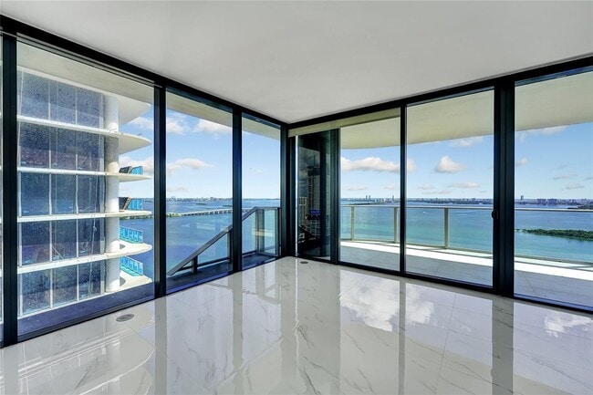 700 NE 24th St, Unit 2901 in Miami, FL - Foto de edificio - Building Photo
