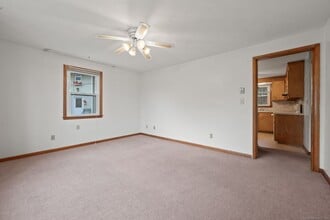 62 Briarwood Rd, Unit #3 in Bristol, CT - Foto de edificio - Building Photo