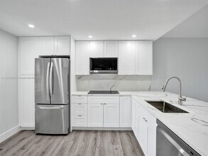 605 Oaks Dr in Pompano Beach, FL - Building Photo - Building Photo