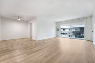 7941 Selma in Los Angeles, CA - Building Photo
