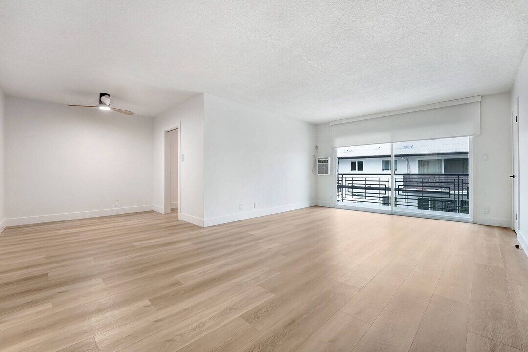 7941 Selma in Los Angeles, CA - Building Photo
