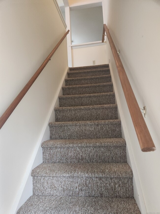 96 Portland Ave in Redding, CT - Building Photo - Building Photo