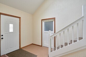 1025 OR-99W in Dundee, OR - Building Photo - Building Photo
