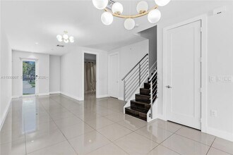 6410 NW 105th Pl in Doral, FL - Foto de edificio - Building Photo