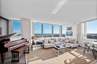 5701 N Sheridan Rd in Chicago, IL - Foto de edificio - Building Photo