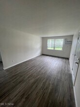 402 Caroline Ave in Hubbard, OH - Building Photo - Building Photo