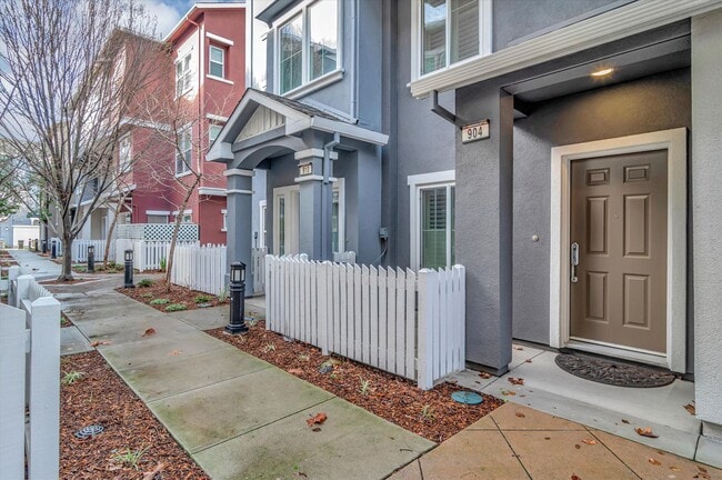 property at 904 Alegre Pl