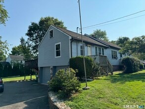 11 Maple St in Trumbull, CT - Building Photo - Building Photo