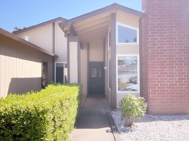 9528 Mirandy Dr in Sacramento, CA - Building Photo - Building Photo