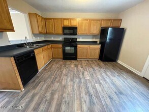 911 Springwood Dr in Jacksonville, NC - Foto de edificio - Building Photo
