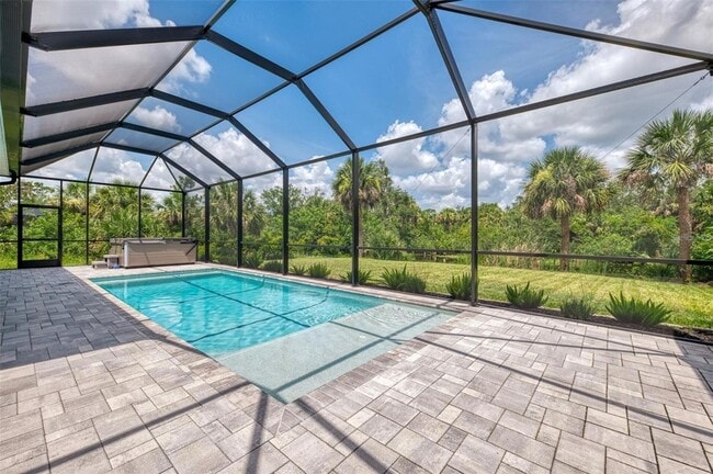 2129 Lorraine Dr in Port Charlotte, FL - Foto de edificio - Building Photo