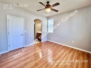 366 N Greco Ln in Clovis, CA - Foto de edificio - Building Photo